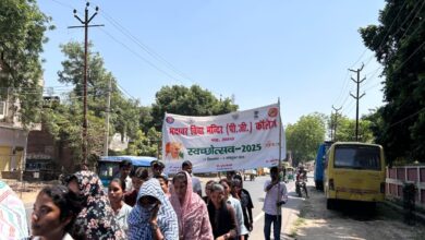 Agra News: NSS students took out a rally with the slogan "Cleanliness is Service" and gave the message of cleanliness.