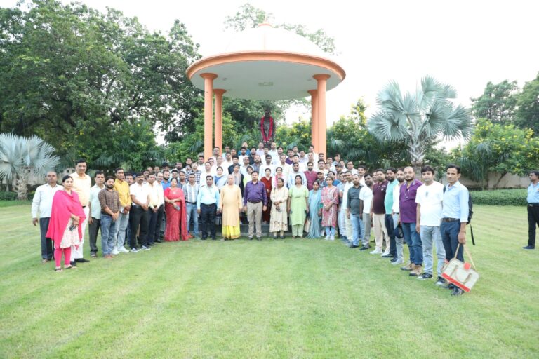 Lucknow News: Pandit Deendayal Upadhyay's birth anniversary was celebrated with great pomp at Deendayal Upadhyay State Rural Development Institute.