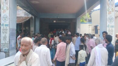 BiharNews नरकटियागंज अस्पताल परिसर में हंगामा, महिला की मौत और फिर जिन्दा होने की खबर से मचा बवाल