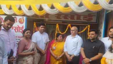 Prayagraj News: Additional District Magistrate Nazul inaugurated Gurudev 'Shakti Rasoi' in the Collectorate premises by cutting the ribbon.