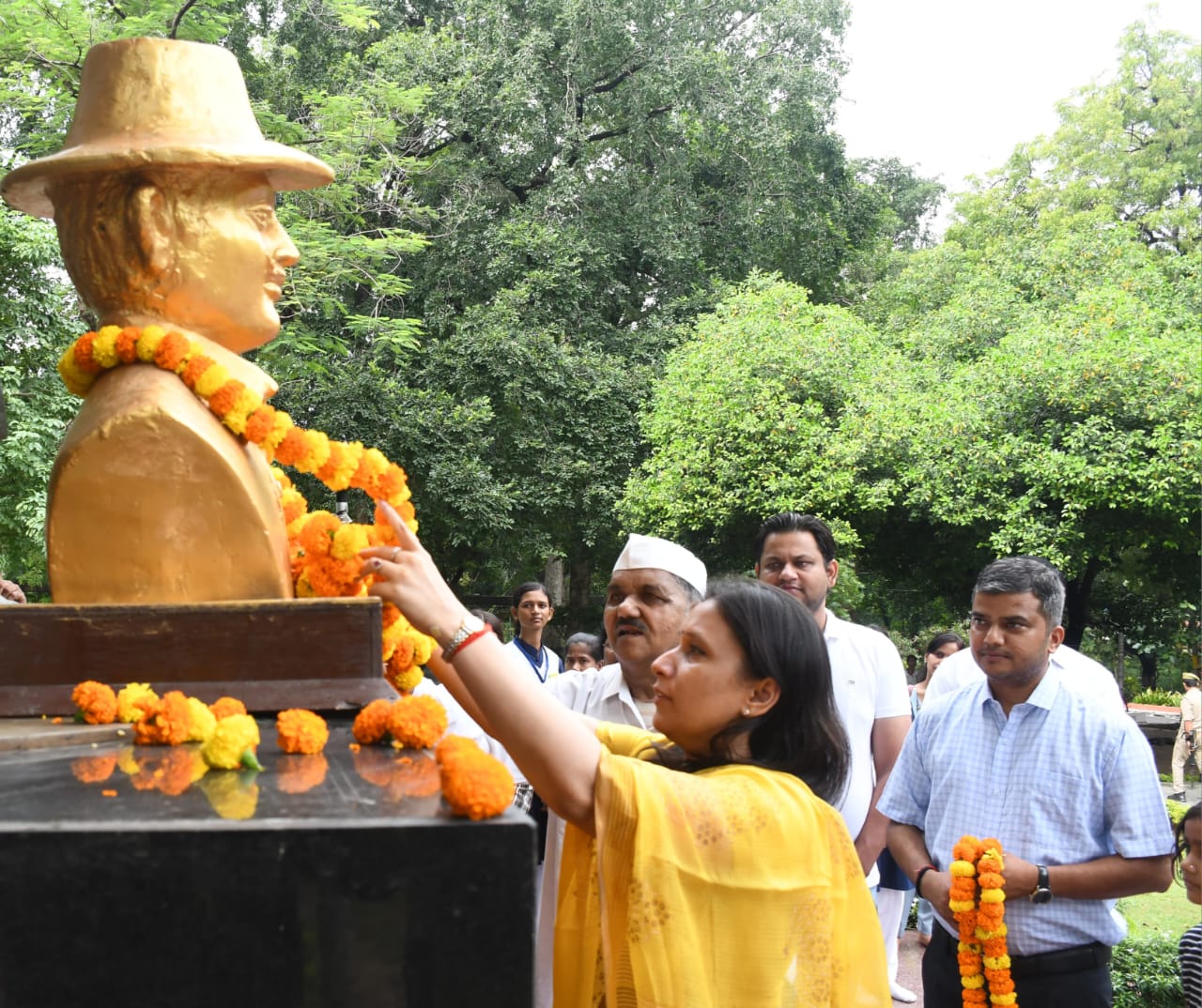 Prayagraj News: On the occasion of the birth anniversary of Shaheed-e-Azam Bhagat Singh, a program was organized at Amar Shaheed Chandrashekhar Azad Park.