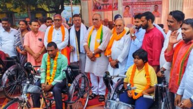 Prayagraj News: 44 tricycles distributed to the disabled