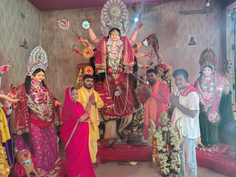 Bihar News- On the seventh day of Sharadiya Navratri, the seventh form of Maa Durga, Maa Kalratri, was worshipped with great joy in various puja pandals of the block area.
