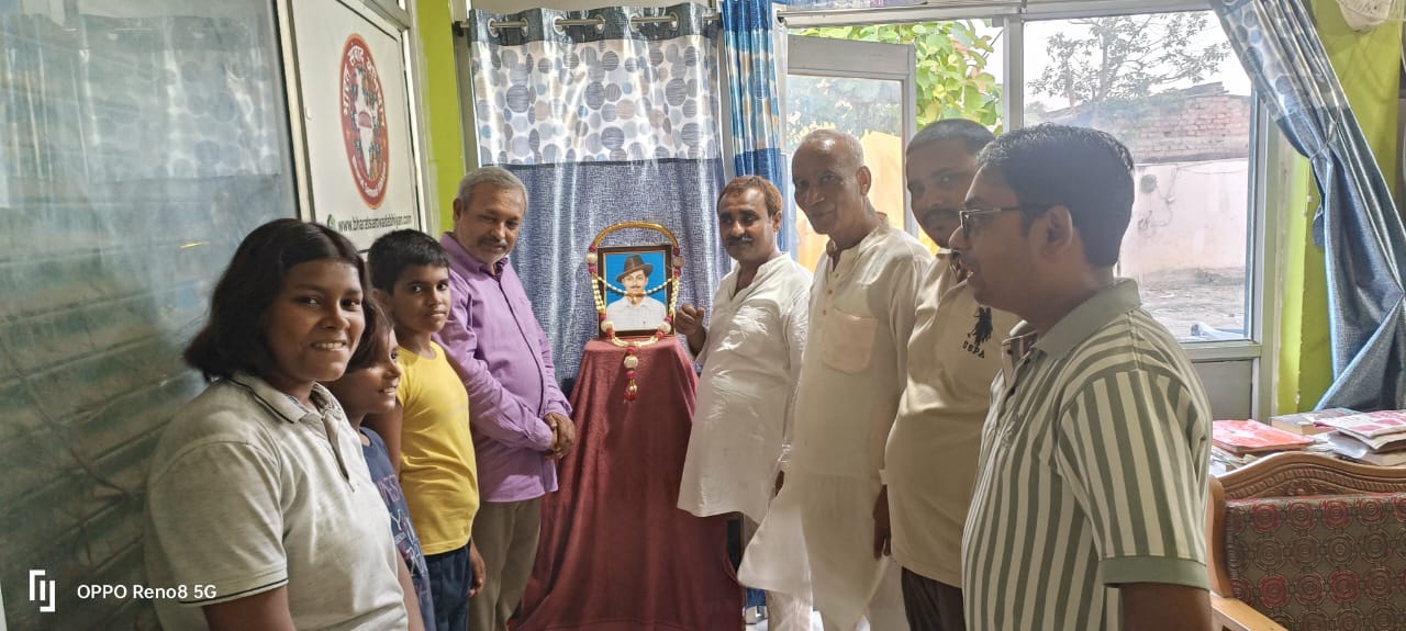 Bihar News- Under the aegis of Bharat Samvad Abhiyan, the birth anniversary celebration of immortal martyr Bhagat Singh was organised in the premises of a private school located at Deva Chowk.