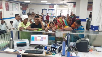 Bihar News- A huge crowd of women gathered in various banks of the block to withdraw ten thousand rupees.