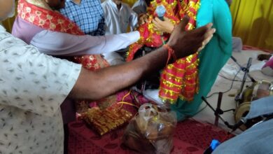 Prayagraj News: Honorable Minister Shri Nand Gopal Gupta Nandi ji honored the artists by presenting them clothes at Alopshankari temple.