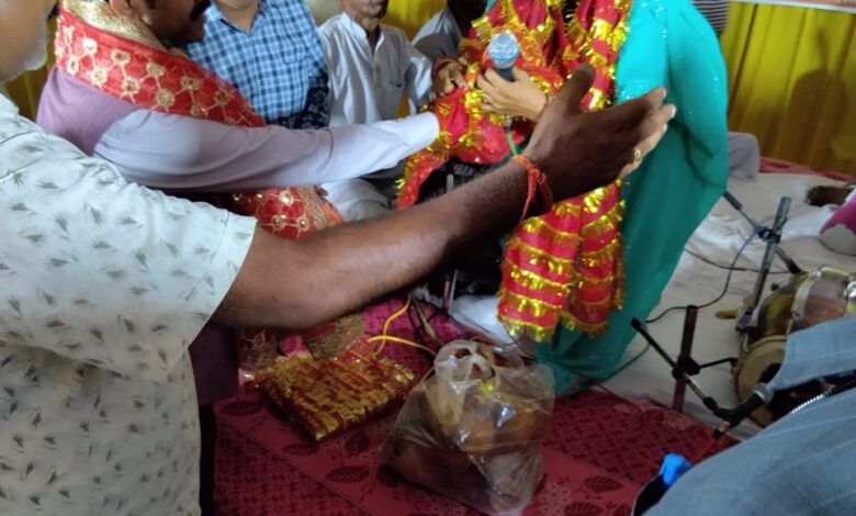 Prayagraj News: Honorable Minister Shri Nand Gopal Gupta Nandi ji honored the artists by presenting them clothes at Alopshankari temple.