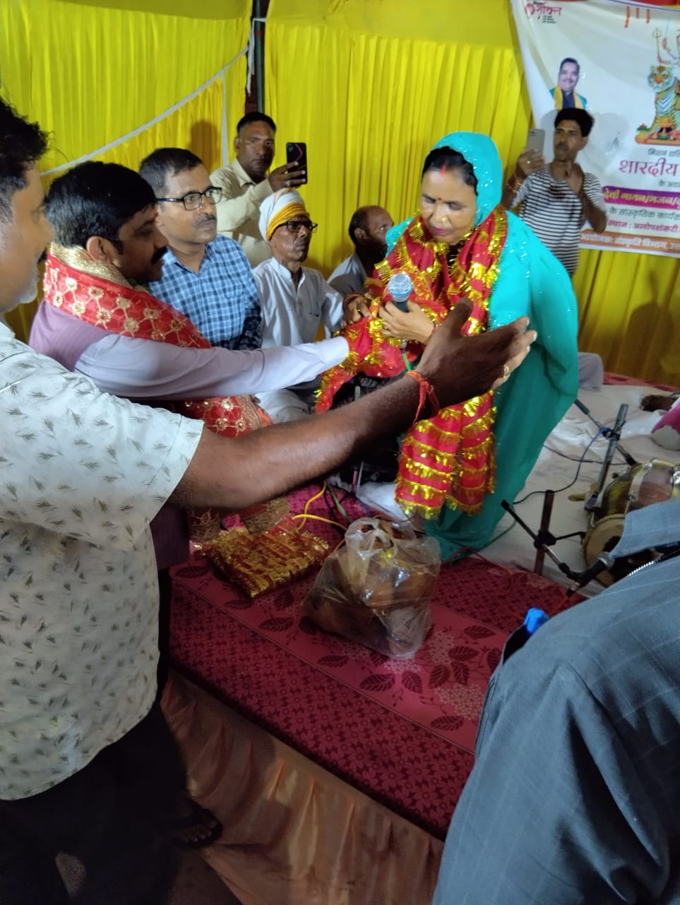 Prayagraj News: Honorable Minister Shri Nand Gopal Gupta Nandi ji honored the artists by presenting them clothes at Alopshankari temple.