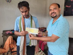 माँ दुर्गा के पूजन के साथ प्रदेश मंत्री वीरेंद्र मित्तल ने निभाया वादा, नेत्रहीन मोनू ठाकुर को आर्थिक सहायता देकर समाज के लिए बने प्रेरणा स्रोत