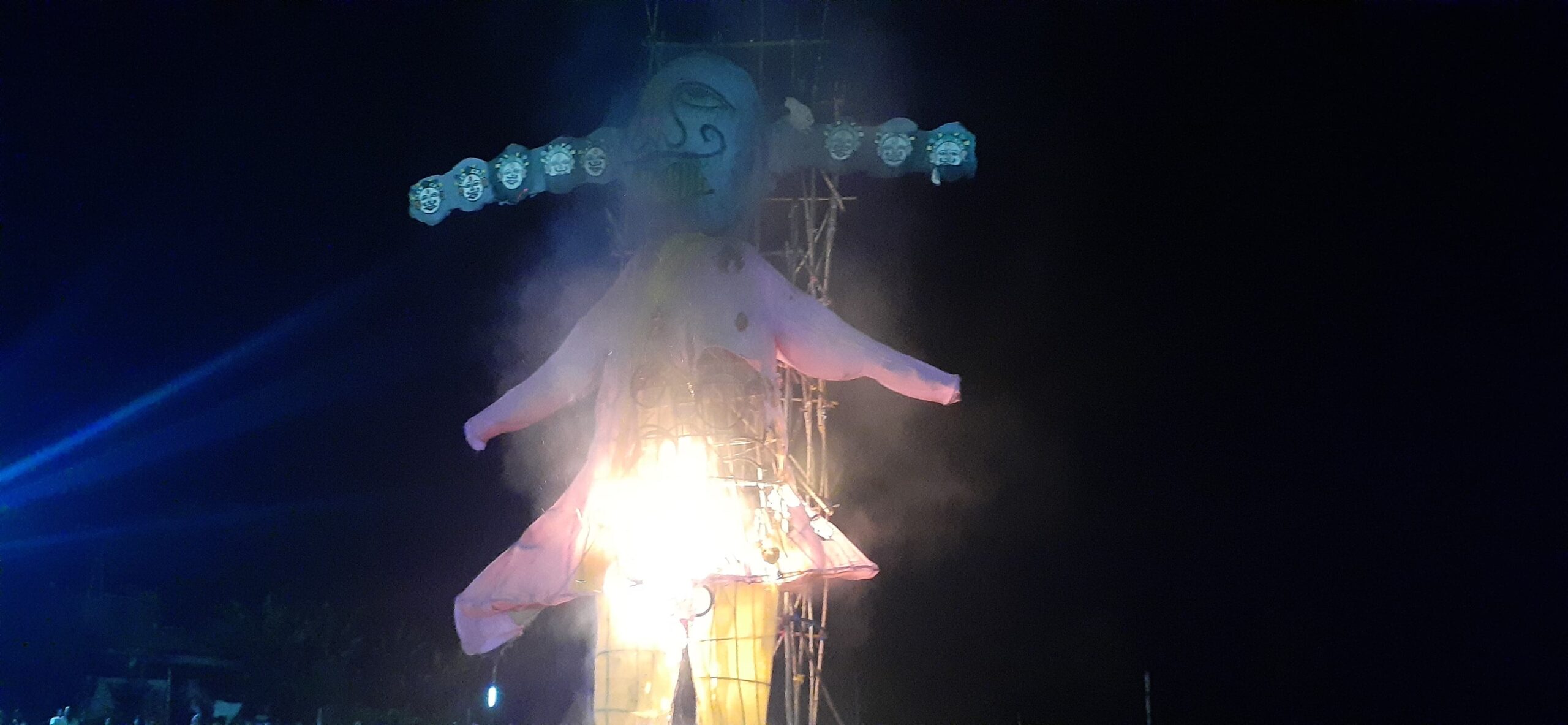 Bihar News-प्रखंड मुख्यालय स्थित हाई स्कूल चौक परिसर में विजयदशमी के दिन शाम 7 बजे रावण का पुतला दहन कार्यक्रम शांतिपूर्ण किया गया 