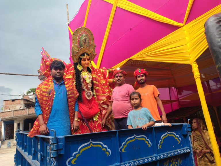 Bihar News- On Friday, the idols of Goddess Durga installed in the block area were immersed.