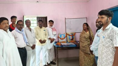 Bihar News- The birth anniversary of Father of the Nation Mahatma Gandhi and former Prime Minister Lal Bahadur Shastri was celebrated with reverence in various coaching institutes, private institutions and Panchayat buildings of the block area.