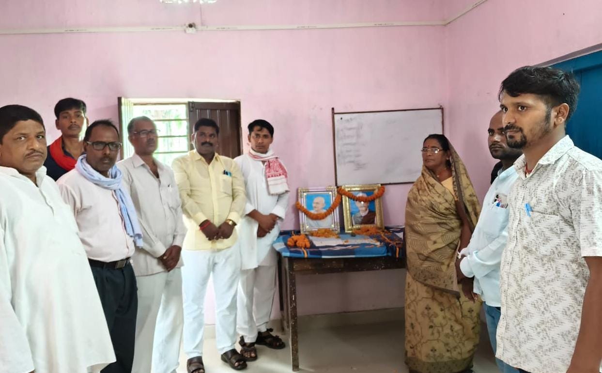 Bihar News- The birth anniversary of Father of the Nation Mahatma Gandhi and former Prime Minister Lal Bahadur Shastri was celebrated with reverence in various coaching institutes, private institutions and Panchayat buildings of the block area.