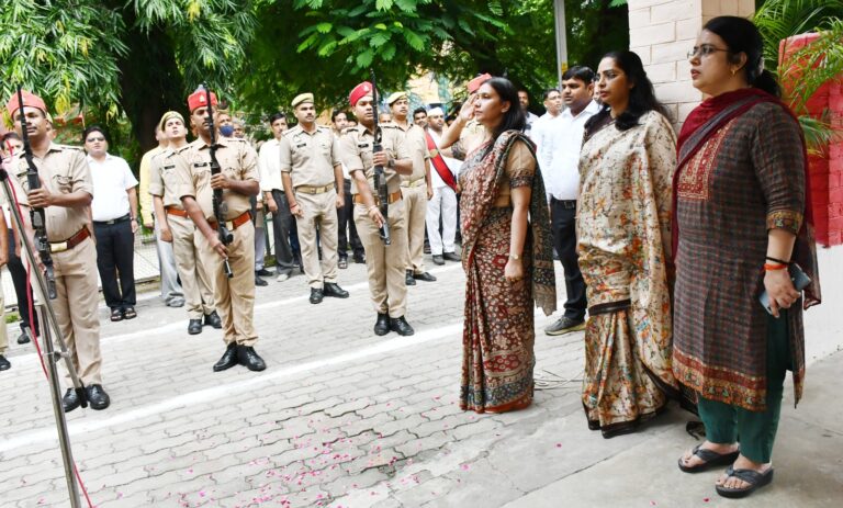 Prayagraj News: We should all imbibe the principles and thoughts of the Father of the Nation in our lives – Divisional Commissioner