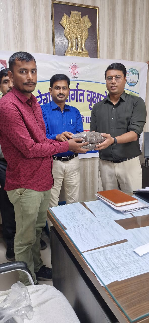 Bihar News- Orientation program completed to make MNREGA tree plantation useful for the public.