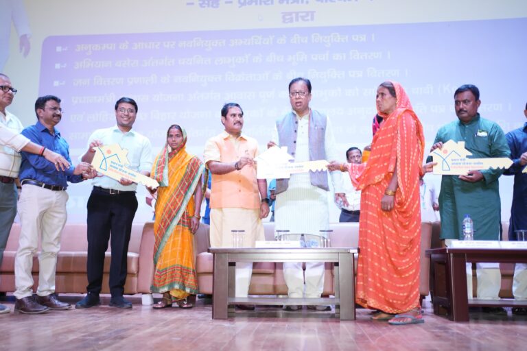 Bihar News: A celebration of development in West Champaran: Land for 601 beneficiaries, housing for 200 beneficiaries, JVP licenses for 202 beneficiaries, jobs for 150 candidates, and toilets for 100 beneficiaries.