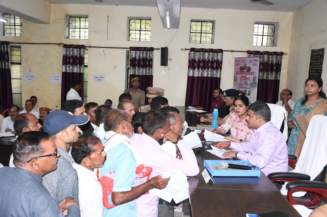Prayagraj News: The District Magistrate directed to resolve the complaints received on the resolution day in a quality and timely manner.