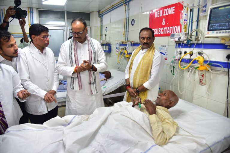 Prayagraj News: Honorable Deputy Chief Minister visited Swarup Rani Hospital and took stock of the health facilities and other arrangements available there.