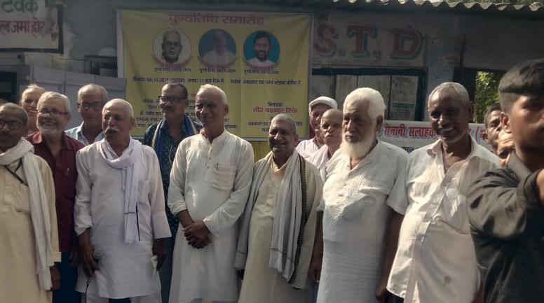 Bihar News-बराटी थाना क्षेत्र स्थित अझयवट राय स्टेशन परिसर  में समाजसेवीयो, बुद्धिजीवियों, शिक्षा विदो की बैठक आयोजित की गई