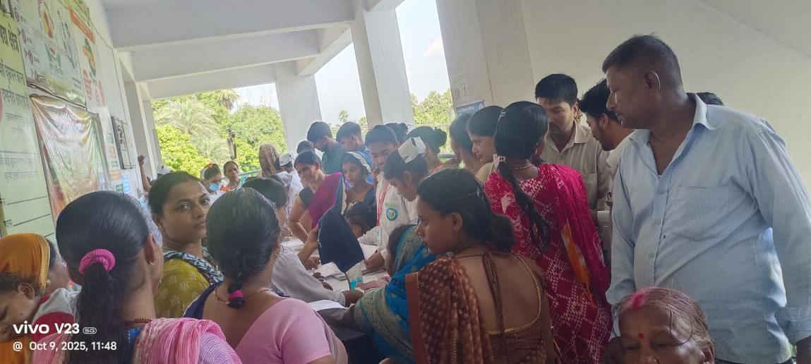 Bihar News-Health of 117 women was examined under the Pradhan Mantri Janani Suraksha Yojana in the premises of Community Health Center Rajapakar.