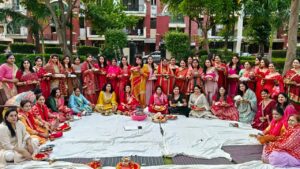 रंग-बिरंगे परिधानों, मंगल गीतों और सामूहिक पूजा के साथ महिलाओं ने किया अपने पति की दीर्घायु का व्रत, करवा चौथ पर प्रतियोगिताओं ने बढ़ाया उत्साह