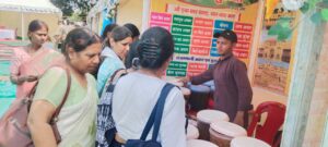 IMG 20251013 WA0012 Prayagraj News: स्वदेशी मेले में खरीददारों की भीड़, शाम को लोक गायन से कलाकारों ने दर्शकों का मन मोह लिया