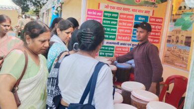 Prayagraj News: स्वदेशी मेले में खरीददारों की भीड़, शाम को लोक गायन से कलाकारों ने दर्शकों का मन मोह लिया