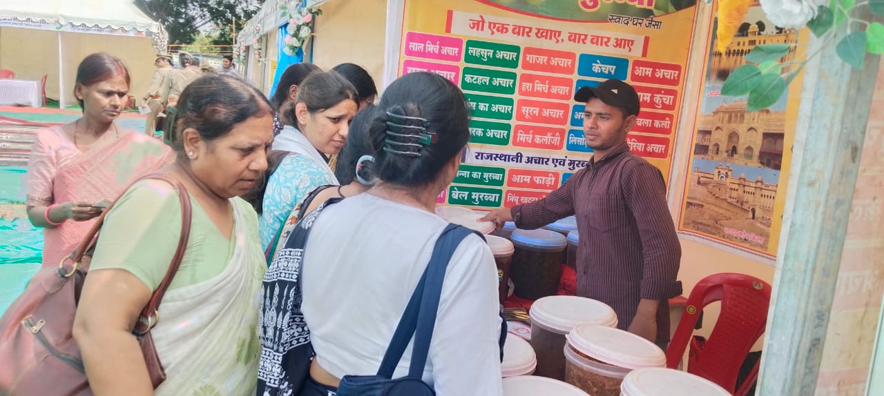 Prayagraj News: स्वदेशी मेले में खरीददारों की भीड़, शाम को लोक गायन से कलाकारों ने दर्शकों का मन मोह लिया