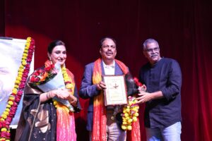 आगरा के सूरसदन प्रेक्षागृह में विनय पतसारिया स्मृति समारोह के अंतर्गत मंचित हास्य नाटक ‘अरे शरीफ लोग’ ने दर्शकों को गुदगुदाते हुए समाज पर व्यंग्य किया।