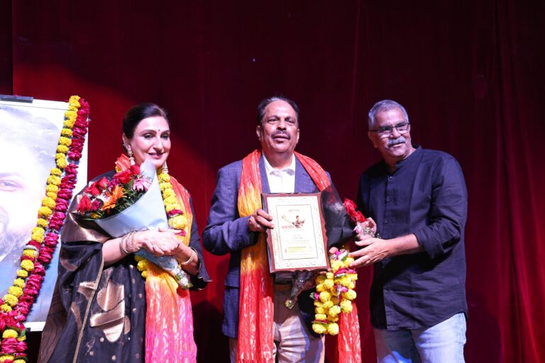 आगरा के सूरसदन प्रेक्षागृह में विनय पतसारिया स्मृति समारोह के अंतर्गत मंचित हास्य नाटक ‘अरे शरीफ लोग’ ने दर्शकों को गुदगुदाते हुए समाज पर व्यंग्य किया।