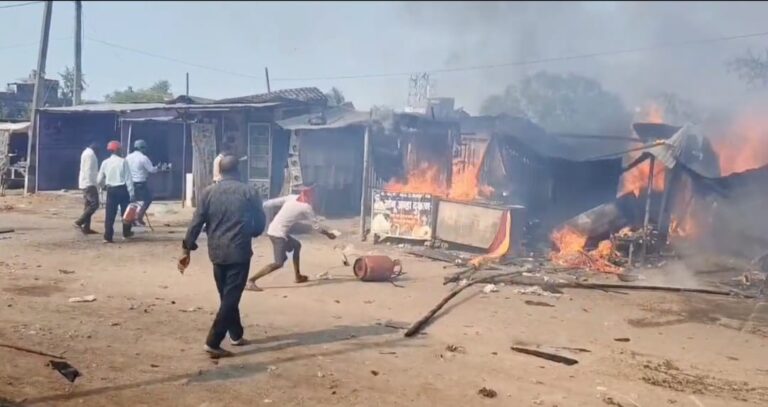 Bihar News: A massive fire broke out due to a gas cylinder explosion, burning five shops to ashes.