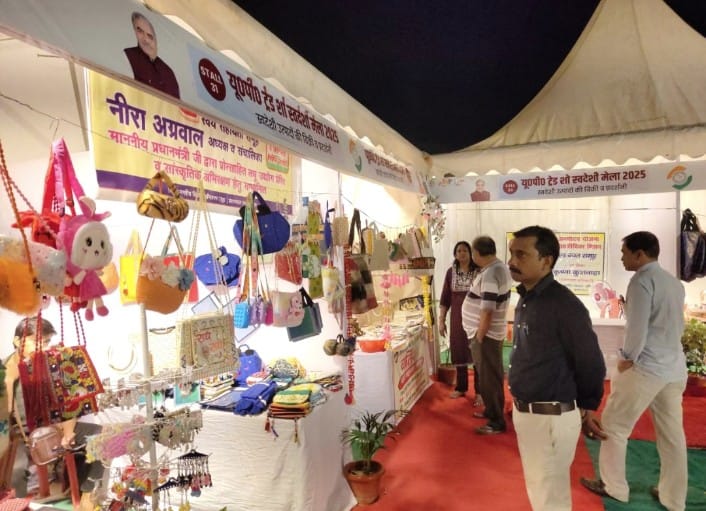 Prayagraj News: Women shopped for Karva Chauth at the Swadeshi fair, and artists captivated the audience with folk songs in the evening.
