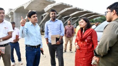 Prayagraj News: Divisional Commissioner inspected the under-construction six-lane bridge and gave instructions to complete it within the stipulated time frame.