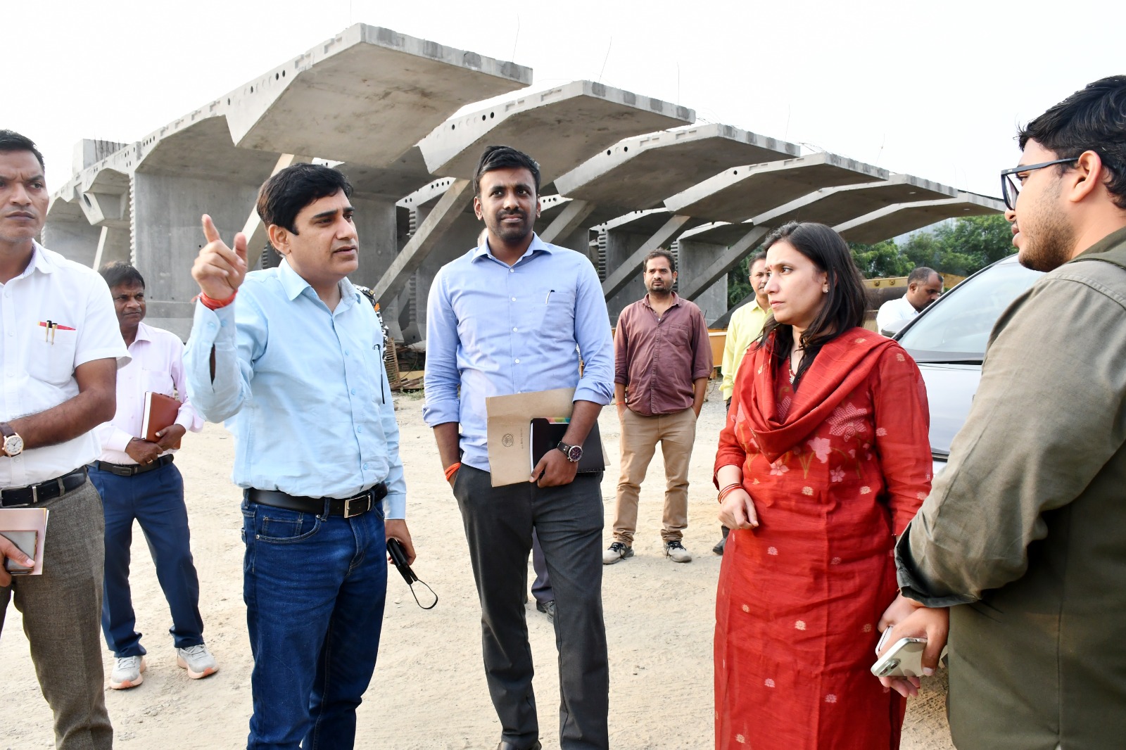 Prayagraj News: Divisional Commissioner inspected the under-construction six-lane bridge and gave instructions to complete it within the stipulated time frame.