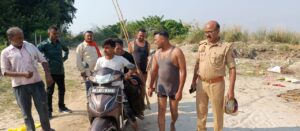 Ambedkar Nagar News Police Station Jahangirganj, troubled by illness, woman jumped into the river from Birharghat bridge, woman's life was saved due to the bravery of policemen.