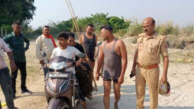 Ambedkar Nagar News Police Station Jahangirganj, troubled by illness, woman jumped into the river from Birharghat bridge, woman's life was saved due to the bravery of policemen.