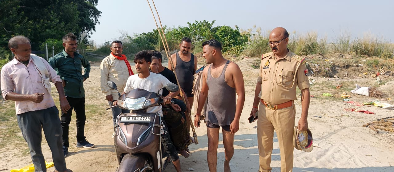 Ambedkar Nagar News Police Station Jahangirganj, troubled by illness, woman jumped into the river from Birharghat bridge, woman's life was saved due to the bravery of policemen.