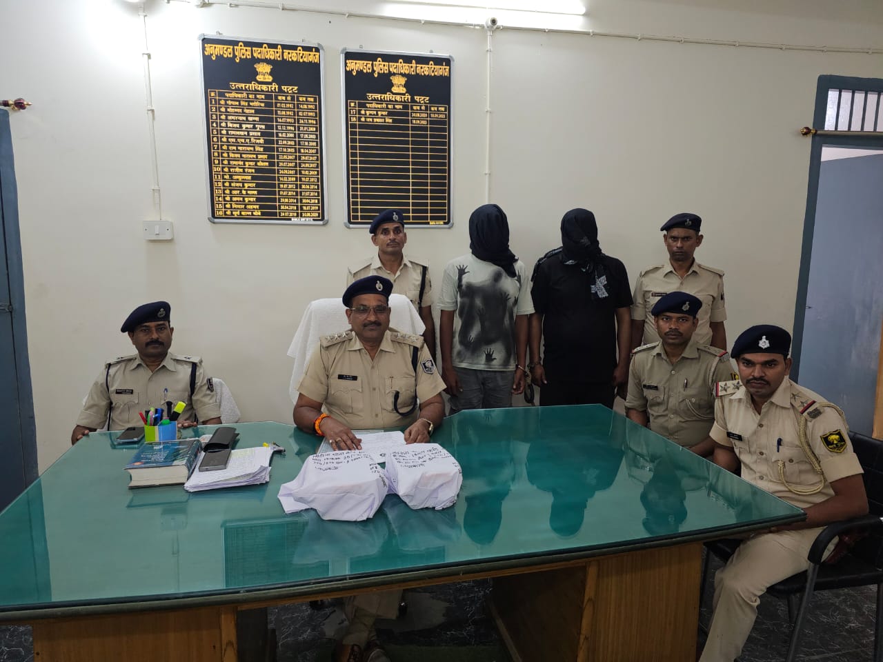 Bihar News: Two persons arrested from Lauriya police station area with two arms, live bullets and 92 litres of liquor.