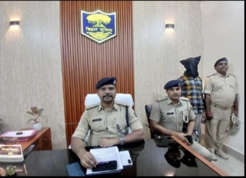 Bihar News: Youth arrested with country-made pistol and live cartridges