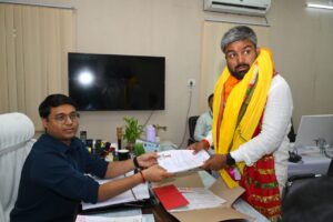 BiharNews: On October 18, more than a dozen candidates including Kinnar Maya Devi Shahid filed their nomination papers from various assembly constituencies of the district.