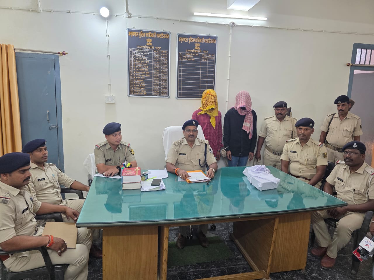 Bihar News: Two youths arrested with two arms, six live bullets and a knife