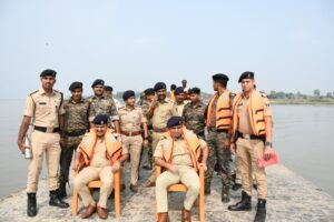 BiharNews बेतिया एसपी ने नौतन विधानसभा क्षेत्रों के गंडक दियारा उसे पर मतदान केंद्रों का किया निरीक्षण