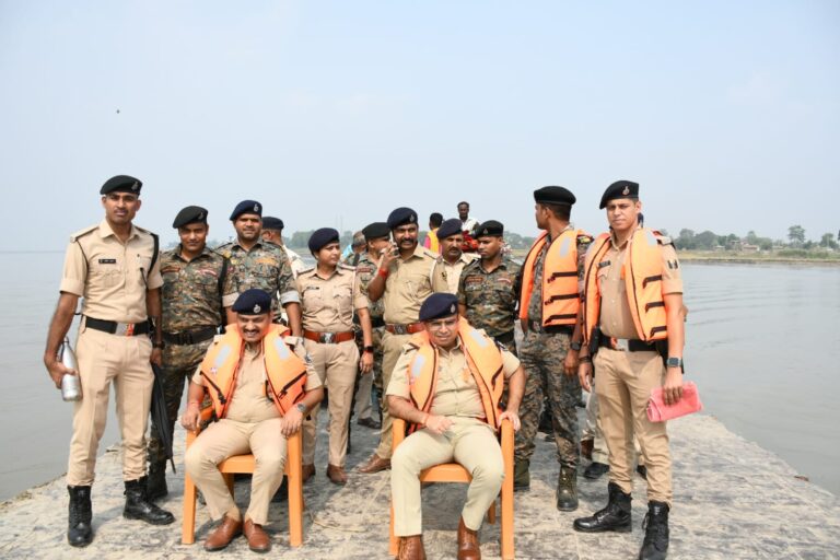 BiharNews बेतिया एसपी ने नौतन विधानसभा क्षेत्रों के गंडक दियारा उसे पर मतदान केंद्रों का किया निरीक्षण