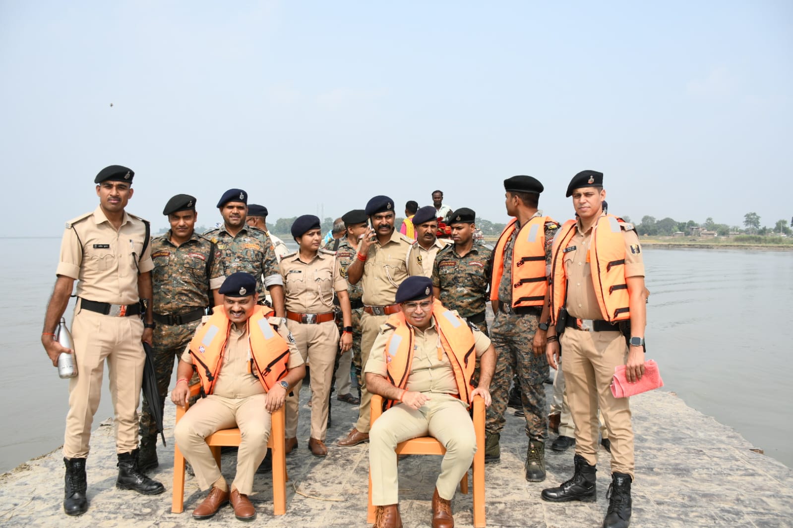 BiharNews बेतिया एसपी ने नौतन विधानसभा क्षेत्रों के गंडक दियारा उसे पर मतदान केंद्रों का किया निरीक्षण