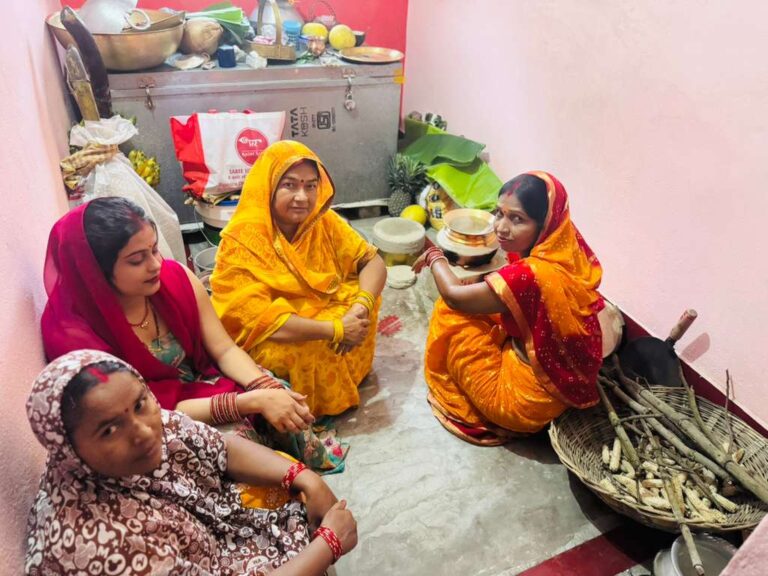 Bihar News- The second day of Chhath, the great festival of folk faith and sun worship, was celebrated with reverence and devotion in the form of Kharna.