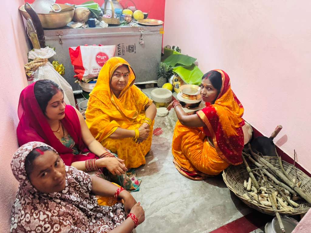 Bihar News- The second day of Chhath, the great festival of folk faith and sun worship, was celebrated with reverence and devotion in the form of Kharna.