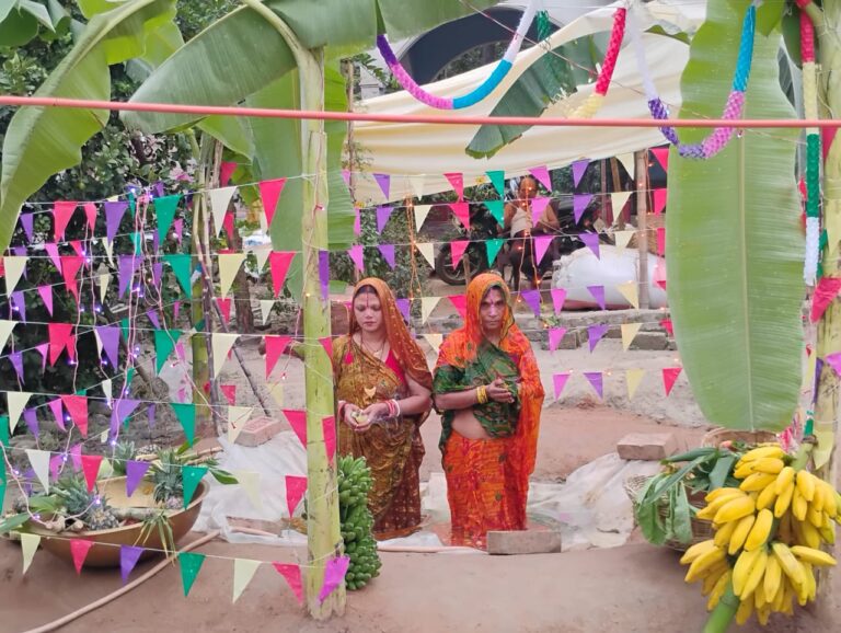 Bihar News-Today on Monday, Chhath devotees offered water to the setting sun on the third day.