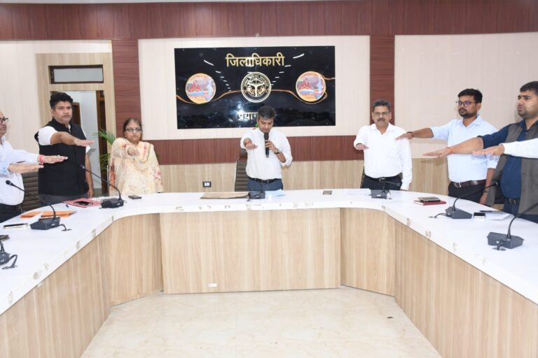 Prayagraj News: On the occasion of Sardar Patel's birth anniversary, the District Magistrate garlanded his portrait and administered the oath of National Unity Day to the officers and employees.
