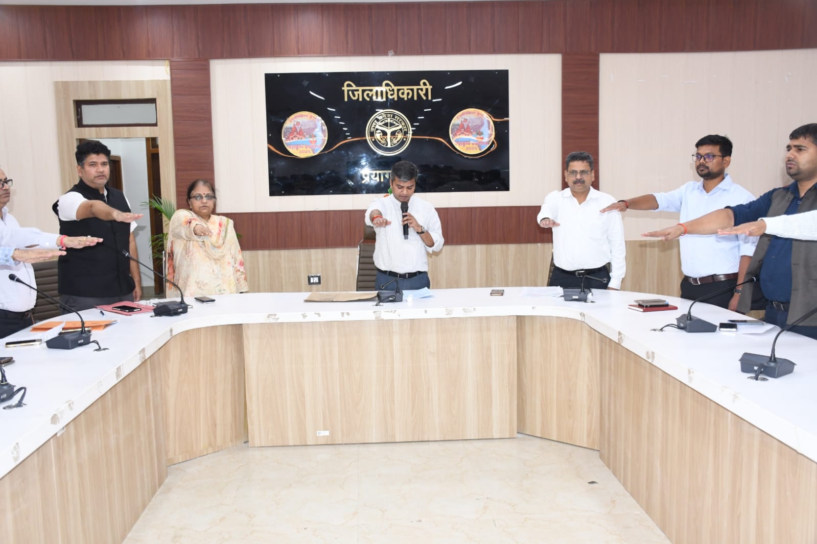Prayagraj News: On the occasion of Sardar Patel's birth anniversary, the District Magistrate garlanded his portrait and administered the oath of National Unity Day to the officers and employees.