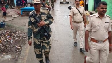 Bihar News-A flag march was carried out by the armed forces at various intersections in the police station area in view of the upcoming assembly elections on November 6.